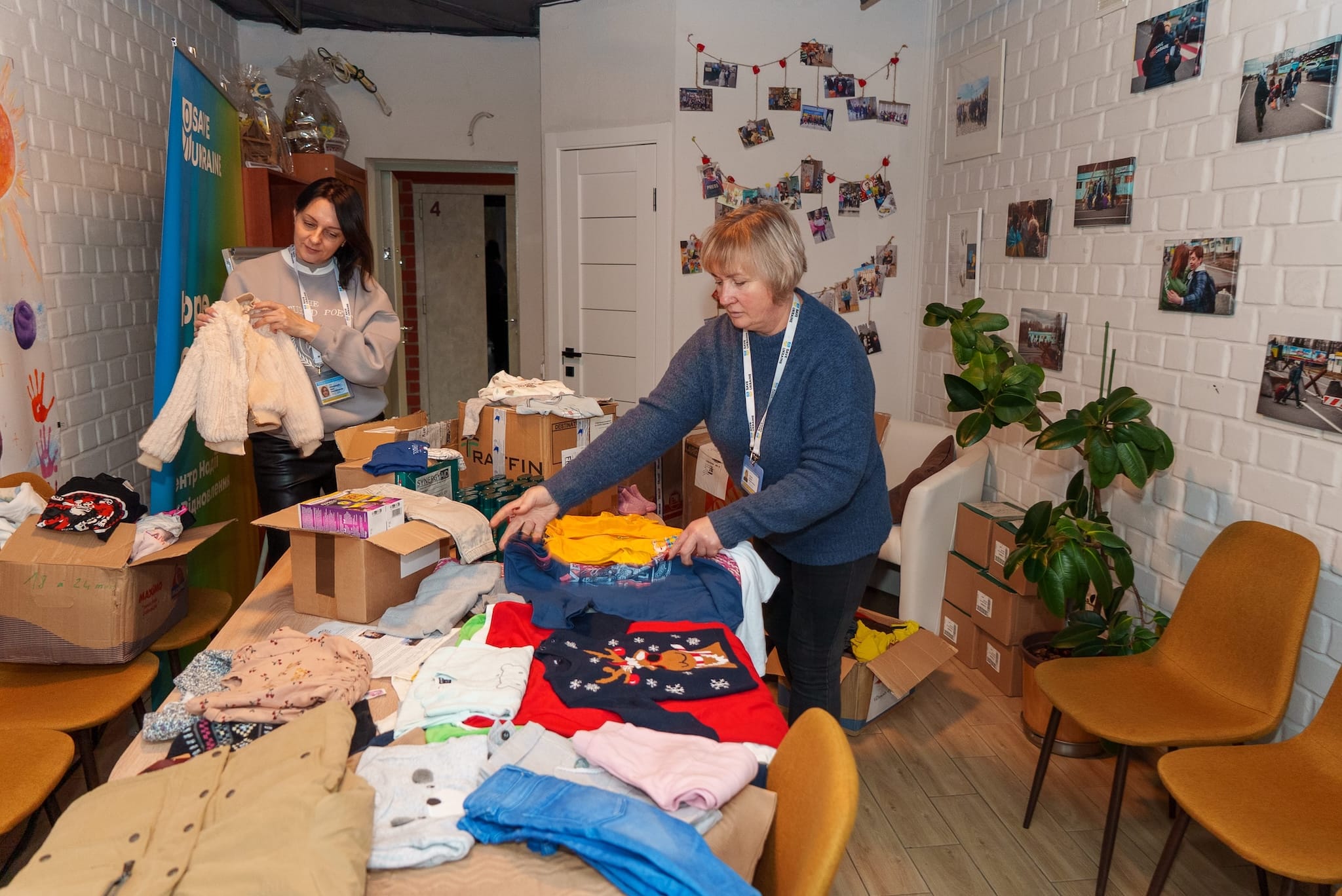 Підготовка одягу для родин у центрі