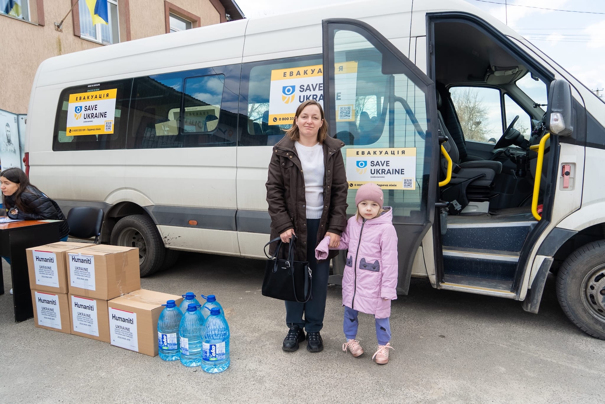 Родина отримує гуманітарну допомогу Save Ukraine